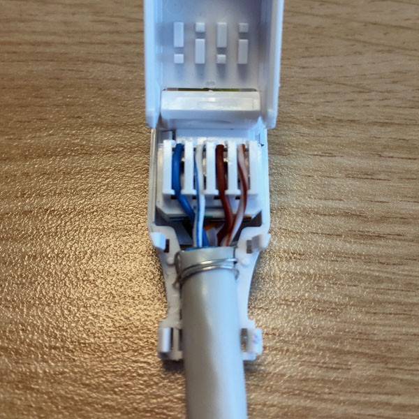 Inserire le coppie di fili nel connettore senza attrezzi.