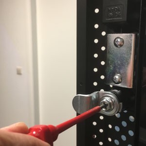 Installazione di ante per armadi server o armadi a muro